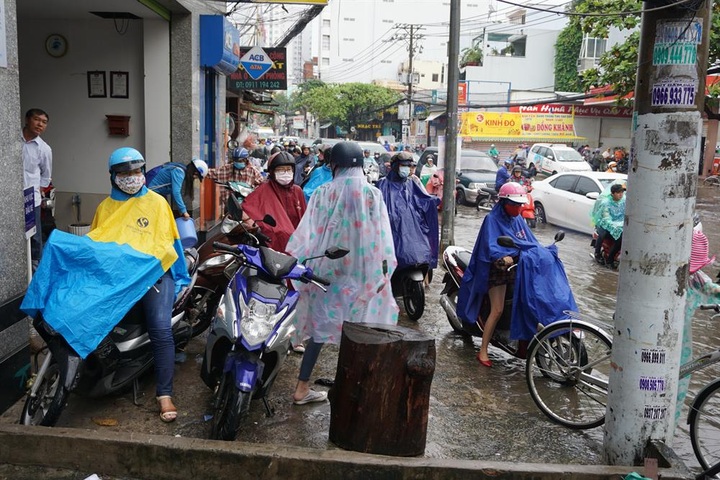 HCM City streets in chaos after heavy rain - 4 HCM City streets in chaos after heavy rain - 4