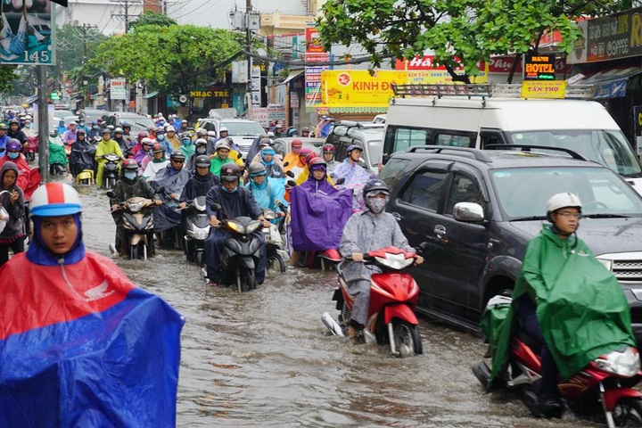 HCM City streets in chaos after heavy rain - 2 HCM City streets in chaos after heavy rain - 2