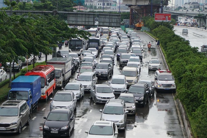 HCM City streets in chaos after heavy rain - 11 HCM City streets in chaos after heavy rain - 11