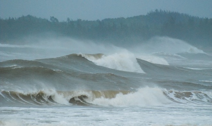 Bad weather cuts off Lý Sơn Island residents - 1