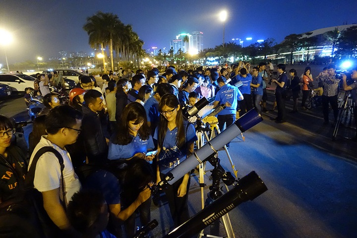 Largest ‘supermoon’ in nearly 70 years seen in Hanoi, HCM City - 9