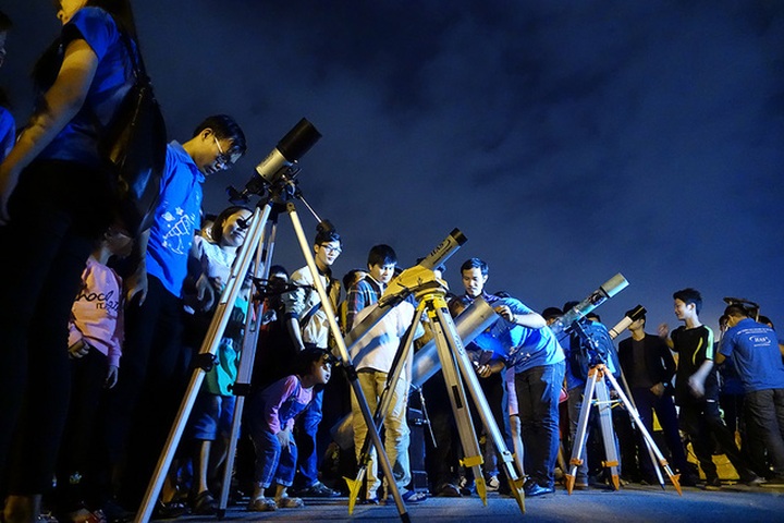 Largest ‘supermoon’ in nearly 70 years seen in Hanoi, HCM City - 10