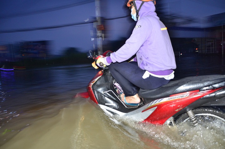 Flood tides submerge HCM City streets - 3