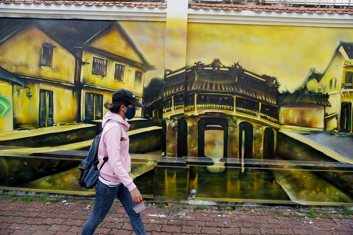 Young people brighten up old walls in HCM City - 5