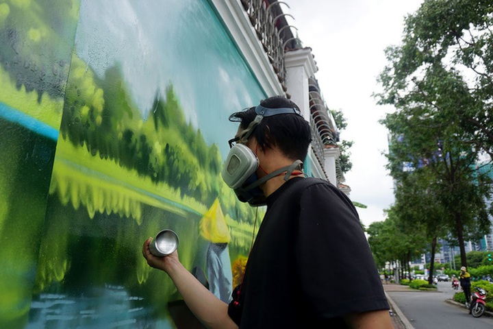 Young people brighten up old walls in HCM City - 3