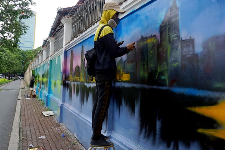 Young people brighten up old walls in HCM City - 1