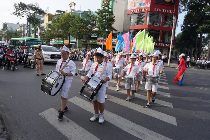 International Walk to School Month sees hundreds of children cross HCM City streets - 2 International Walk to School Month sees hundreds of children cross HCM City streets - 2