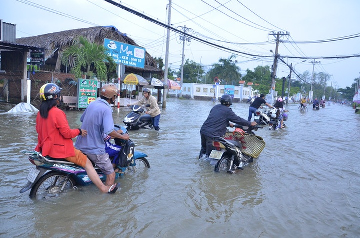 Flood tides submerge HCM City streets - 8