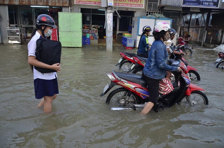 Flood tides submerge HCM City streets - 6