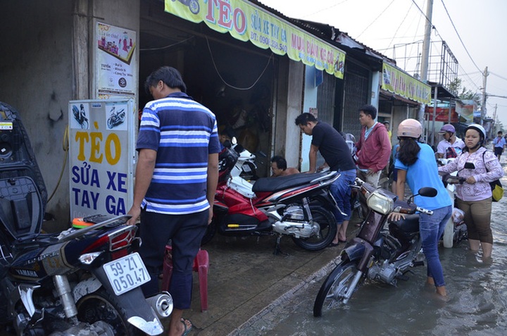 Flood tides submerge HCM City streets - 10