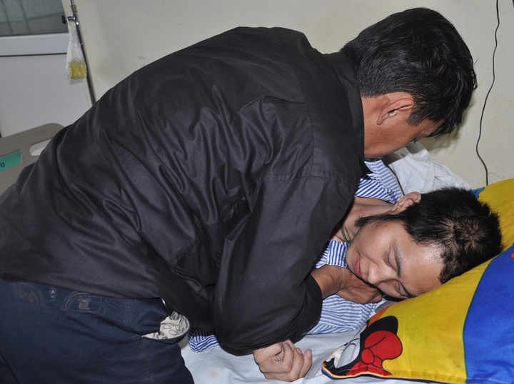 Ill, abandoned father worried about care of his children - 3