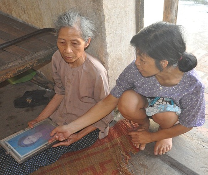 Family of poor women live on sparse diet - 2 Family of poor women live on sparse diet - 2