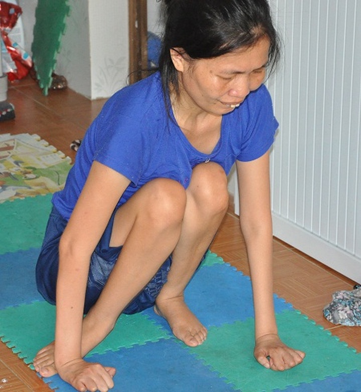 Sisters make sacrifices to care for siblings - 1