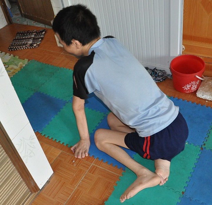 Sisters make sacrifices to care for siblings - 2