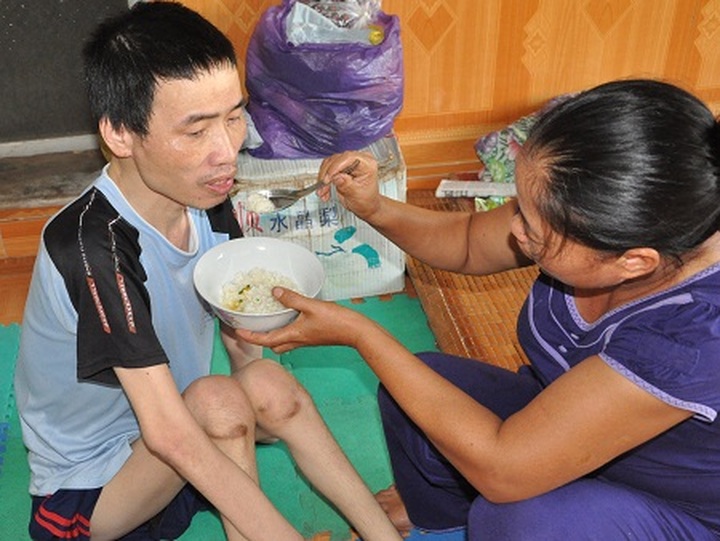 Sisters make sacrifices to care for siblings - 4