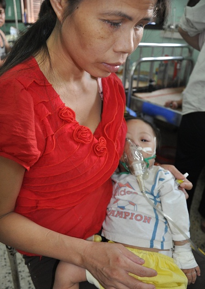 Blind single mother struggles to care for ill son - 3