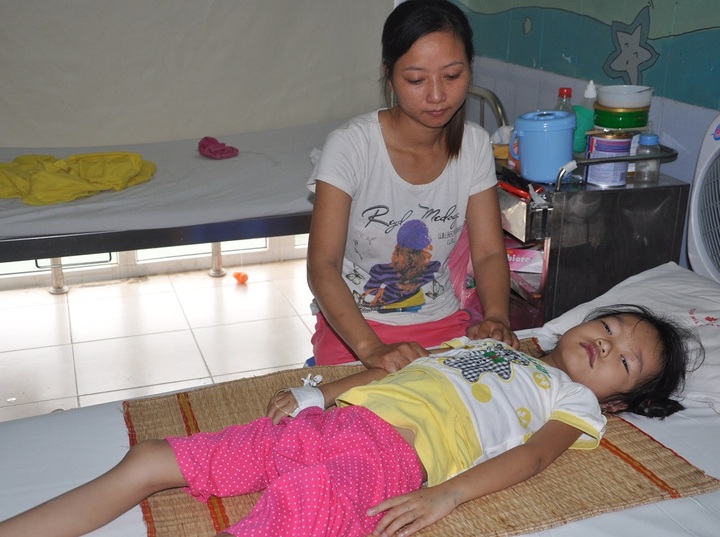 Mother calls for help to save daughter - 1