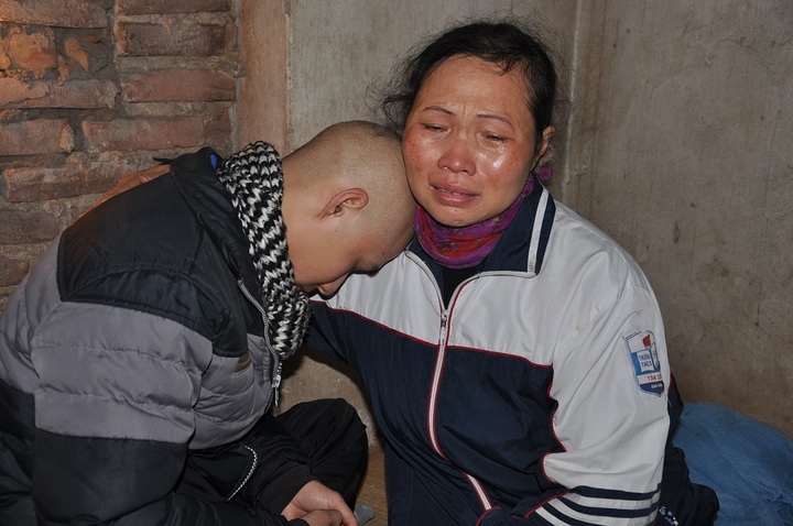 Graduate's leukaemia another blow for Nam Dinh family - 3