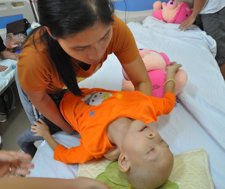 Little girl suffers cancer and heart disease - 1