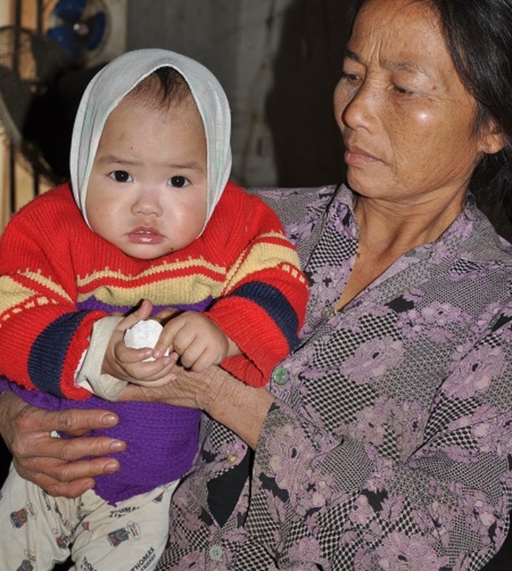 Near blind mother sings to support ill twins - 4