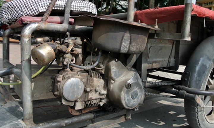 Police crack down on fake three-wheeling war vets in Hanoi - 4