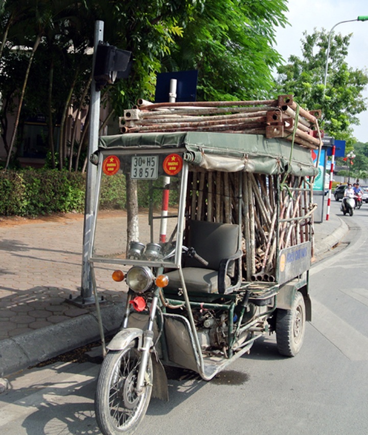 Police crack down on fake three-wheeling war vets in Hanoi - 6