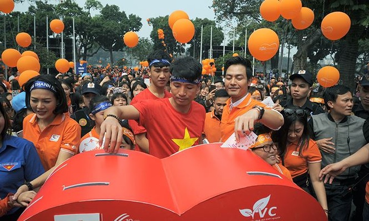 5,000 people walk in Hanoi on Good Deeds Day - 4
