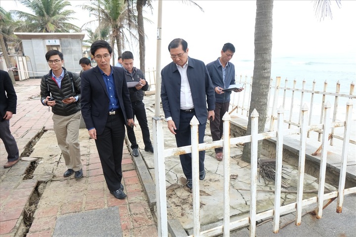 Danang beach faces serious erosion - 1