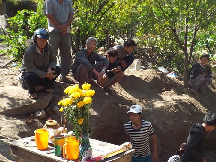 Mass grave found in farmer's garden - 3 Mass grave found in farmer's garden - 3