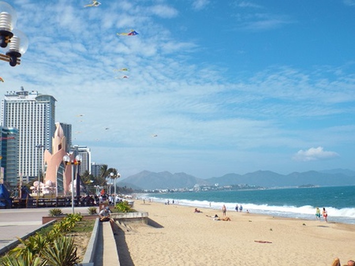 Nha Trang Bay beach under threat from developers - 1 Nha Trang Bay beach under threat from developers - 1