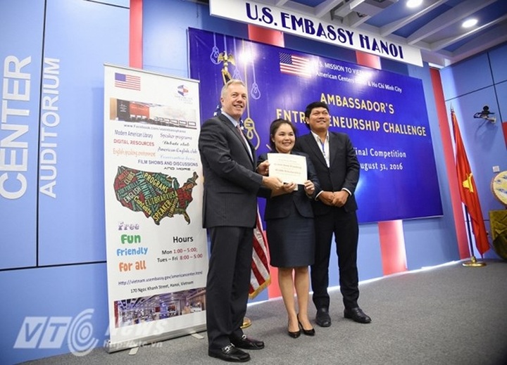 US Ambassador awards start-up projects in Vietnam - 1