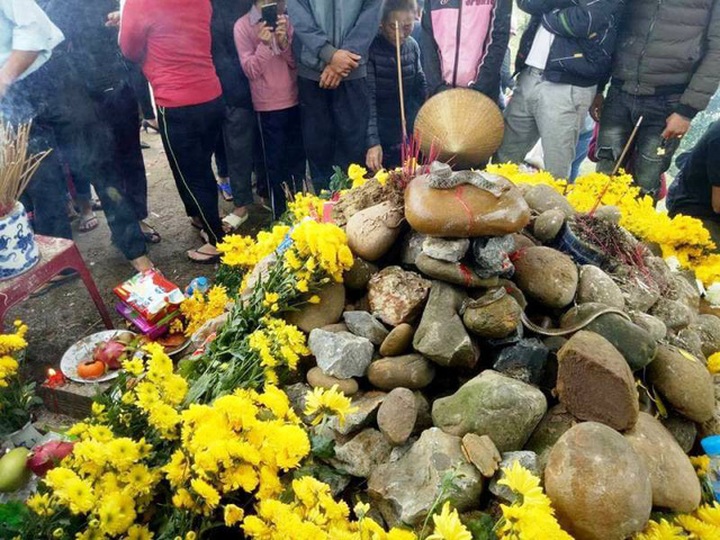 Thousands pray to snakes on grave - 1