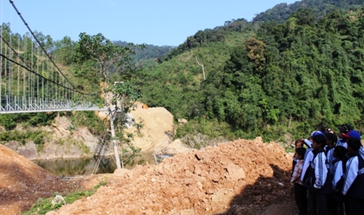 New DTiNews bridge helps students in Ong Tu - 3 New DTiNews bridge helps students in Ong Tu - 3