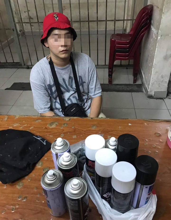 Taiwanese man fined for graffiti in HCM City street - 1