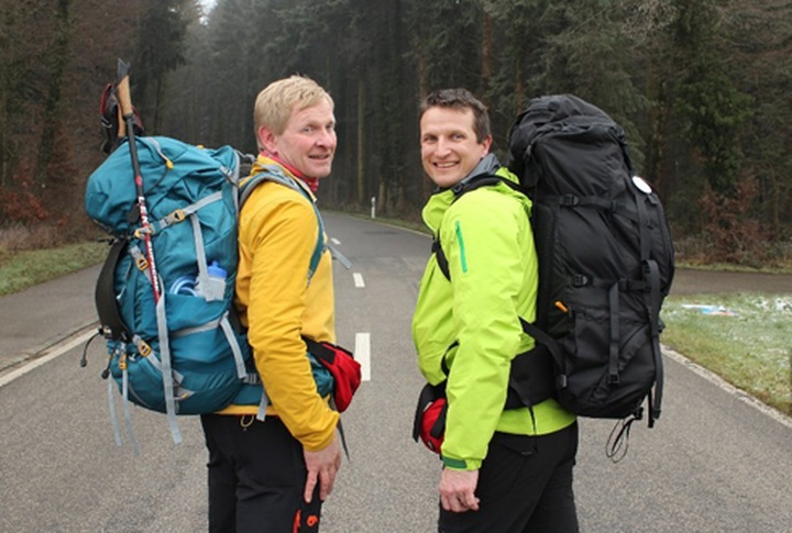 Two foreigners walk 7,000km to help Vietnamese children - 3