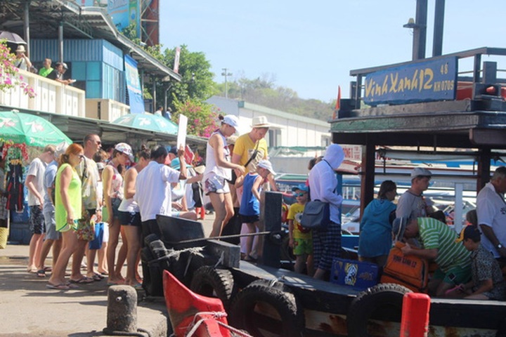 Islands tours attract large visitors to Nha Trang - 1