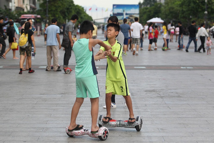 Electric skateboarders face persecution - 1