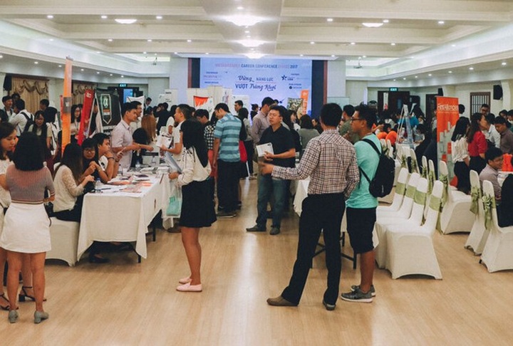 More Vietnamese young people choose to study abroad - 1