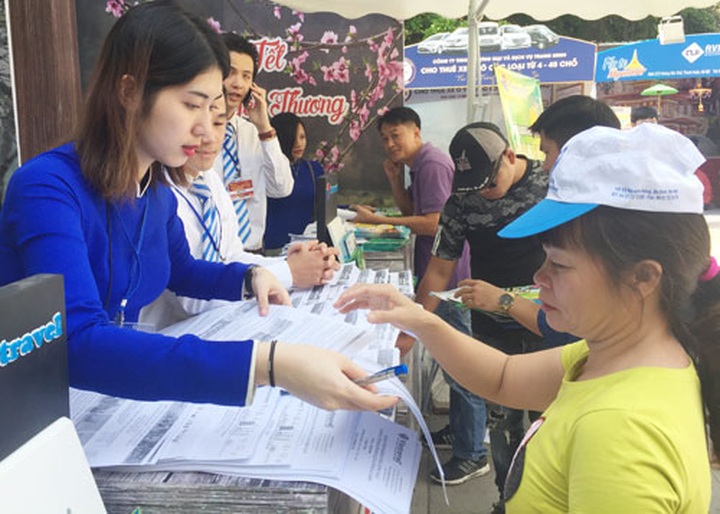 Travel firms offer discounts at Hanoi tourism fair - 1
