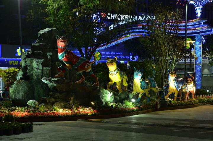 Colourful decorations on Nguyen Hue Flower Street - 7