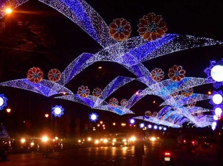 HCM City streets lit up for holiday - 1 HCM City streets lit up for holiday - 1