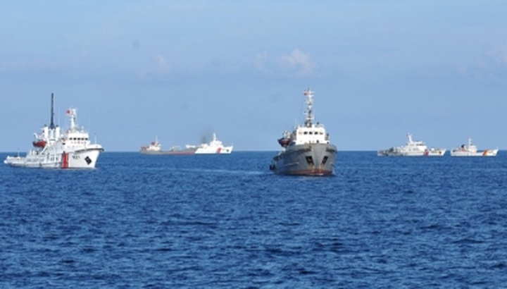 Chinese ships group together to threaten Vietnamese vessels - 1