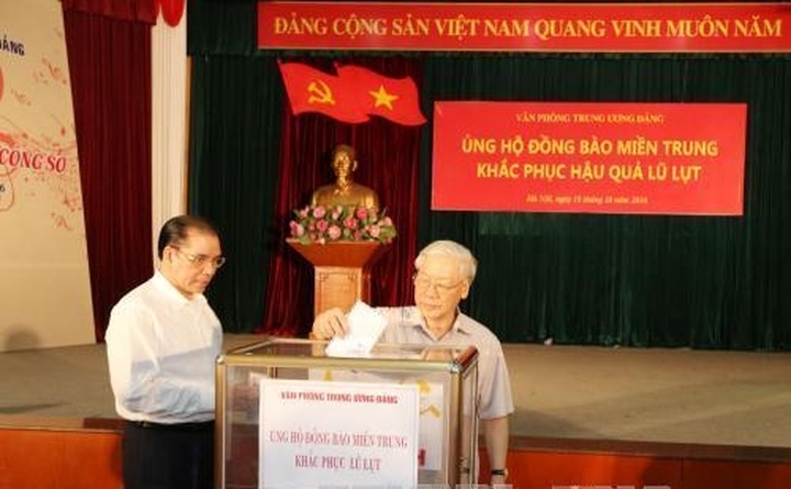 People nationwide lend helping hand to central provinces - 1