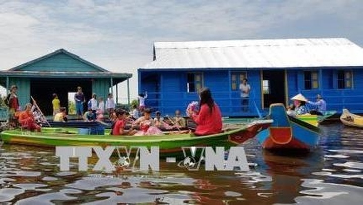 Floating school for Vietnamese students opens in Cambodia - 1