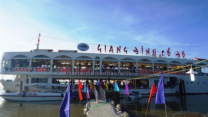 Cruise ship launched in Nghe An and Ha Tinh - 1