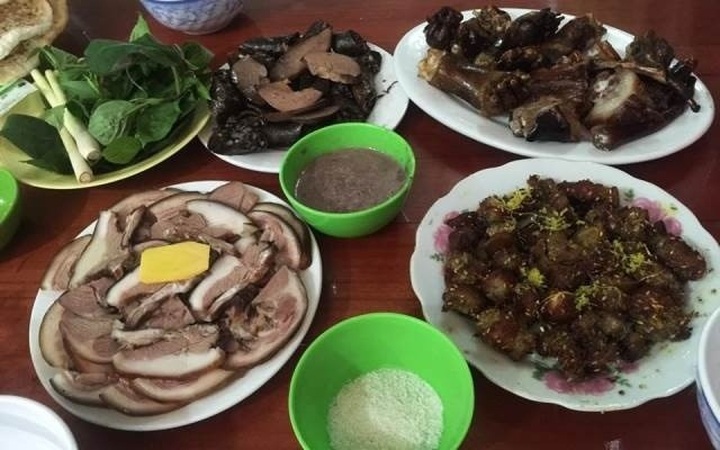 Dog meat trading to be banned in central Hanoi by 2021 - 1