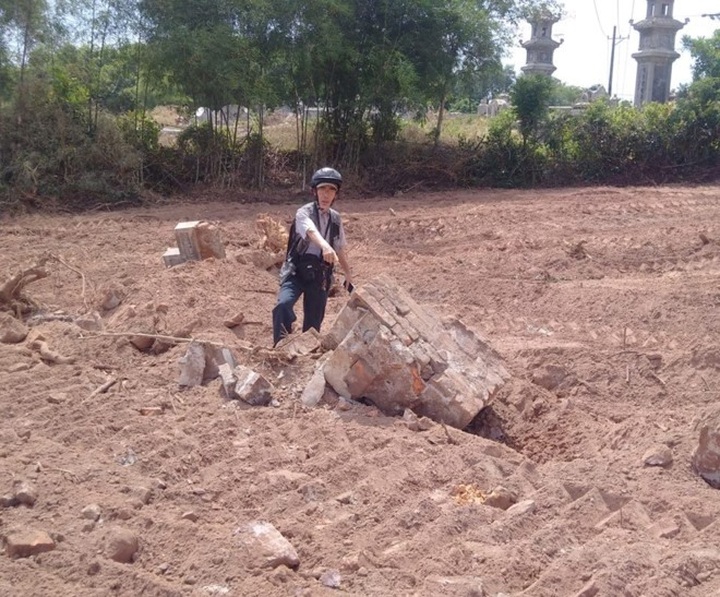 Huế residents angry after ancient royal tomb bulldozed - 2