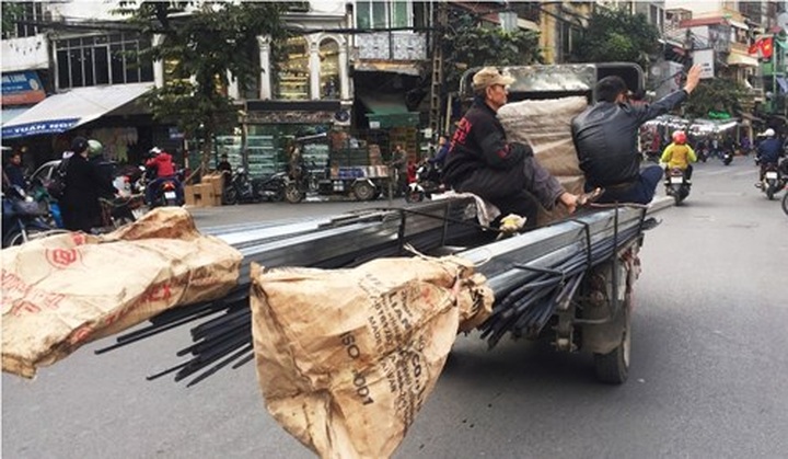Hanoi tackles overloaded vehicles as Tet nears - 7