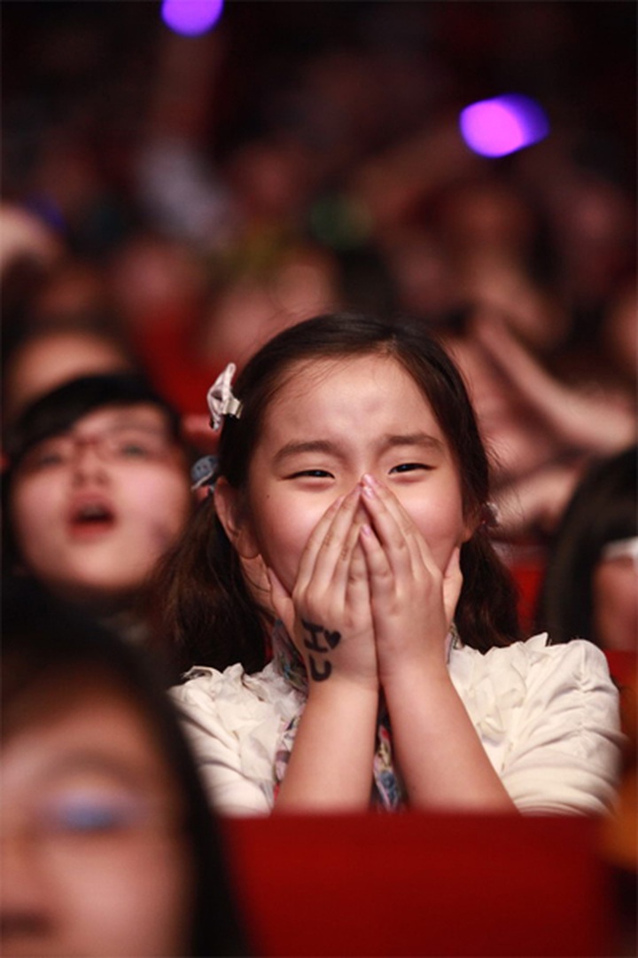 Korean stars play for adoring Vietnamese fans - 8