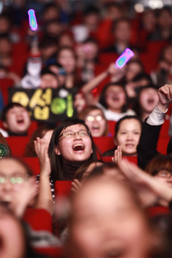 Korean stars play for adoring Vietnamese fans - 9